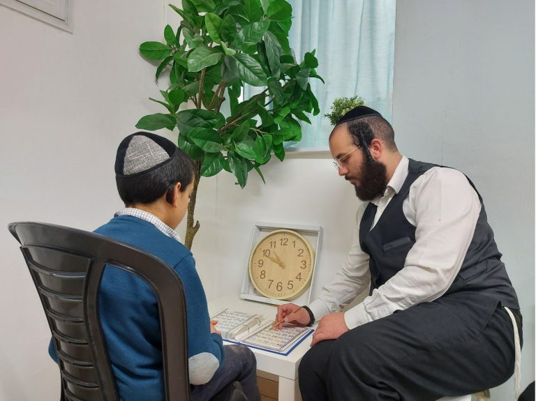 תלמיד לומד 1
