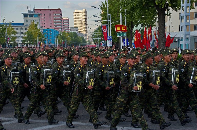 1280px-0957_-_Nordkorea_2015_-_Pjöngjang_-_Parade_zum_75