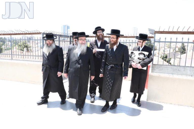 בן האדמו''ר מסאטמאר בקהילת סאטמאר ירושלים (23)