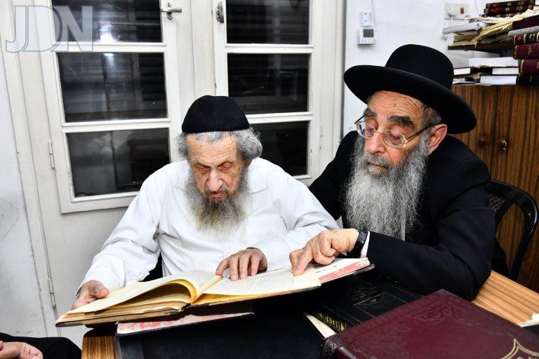 הגר''ד לנדו והרב ארלנגר בית שמעיה בלימוד (15)