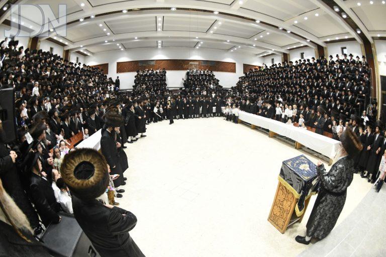 הכנסת ס''ת צאנז אסרו חג שבועות (38)