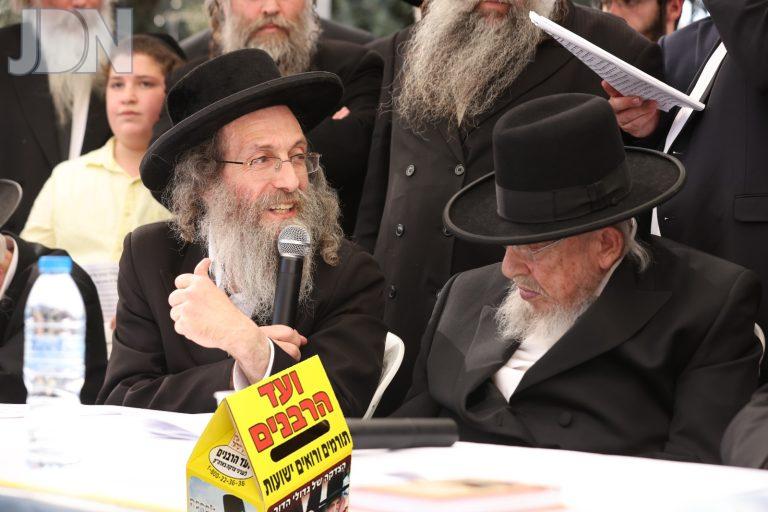 המשפיע הרהצ אלימלך בידרמן בדברים מרטיטים לפני התפילה לימינו מרן ראש הישיבה הגרבמ אזרחי