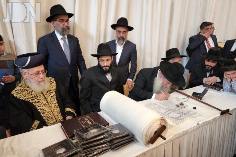 וינה הכנסת ס''ת עם הגר''י יוסף (1)