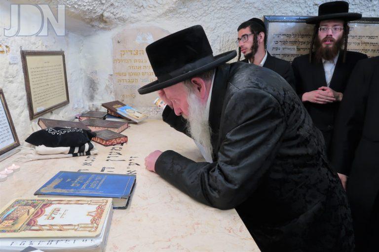 מהרי''ד מלעלוב בציון שמעון הצדיק (4)