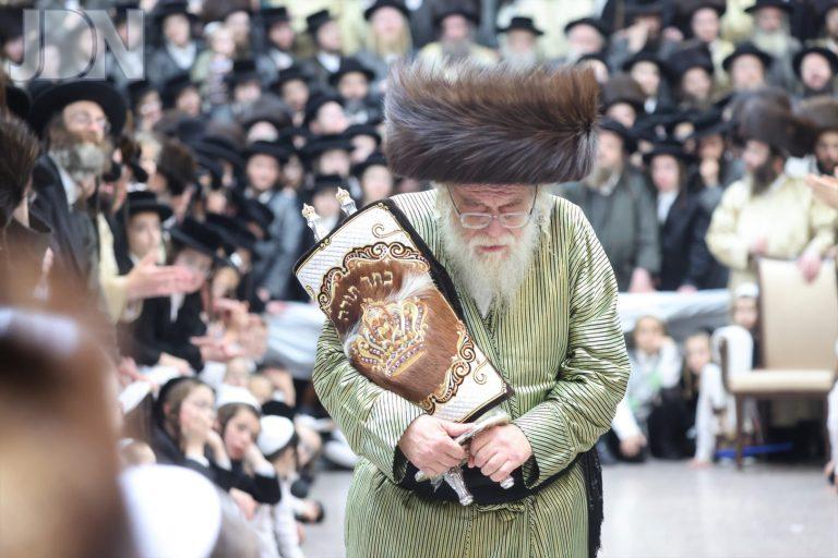תולדות אהרן הכנסת ס''ת (33)