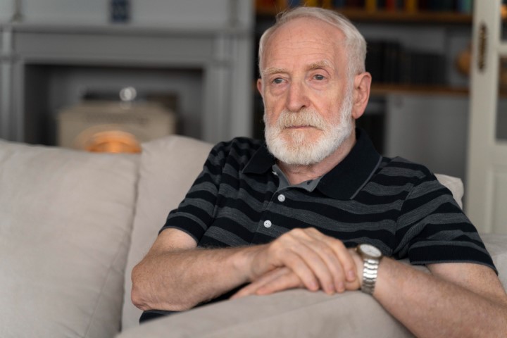 senior-man-confronting-alzheimer-disease (1)