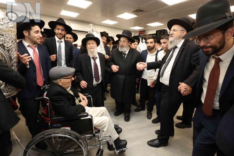 רבי עזרא עטייה זצ''ל הכנסת ס''ת (23)