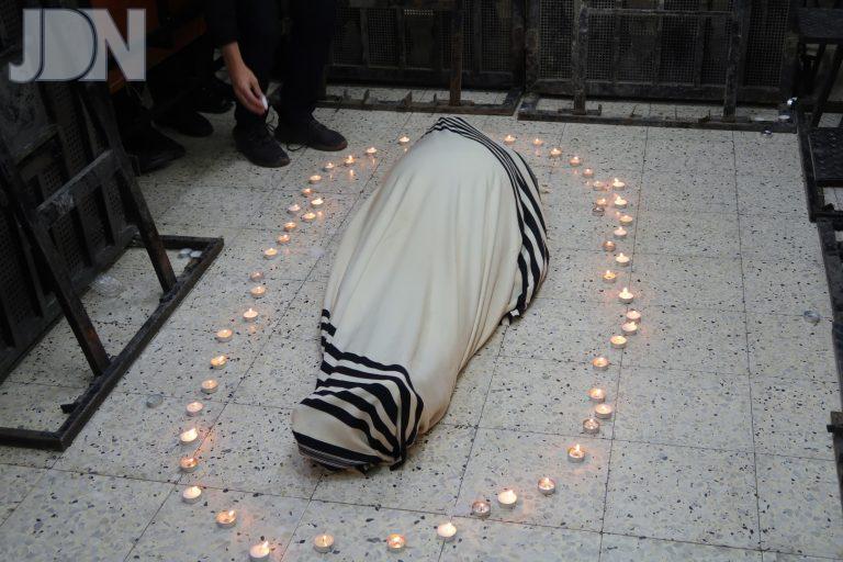 תהילים ליד מיטת גאב''ד ירושלים זצ''ל איציק ו (3)