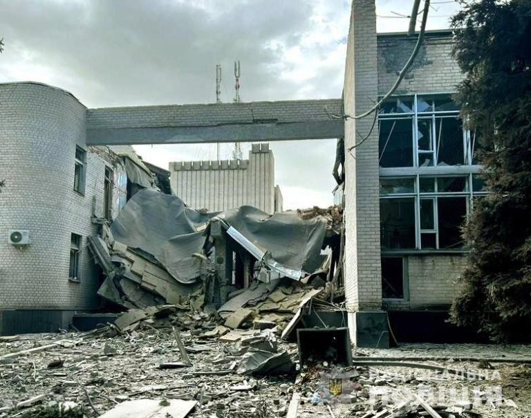 Sports_complex_in_Huliaipole_after_Russian_shelling,_2022-08-22_(02)