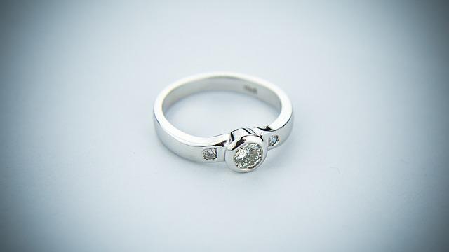 engagement-ring-g1e19aa12f_640