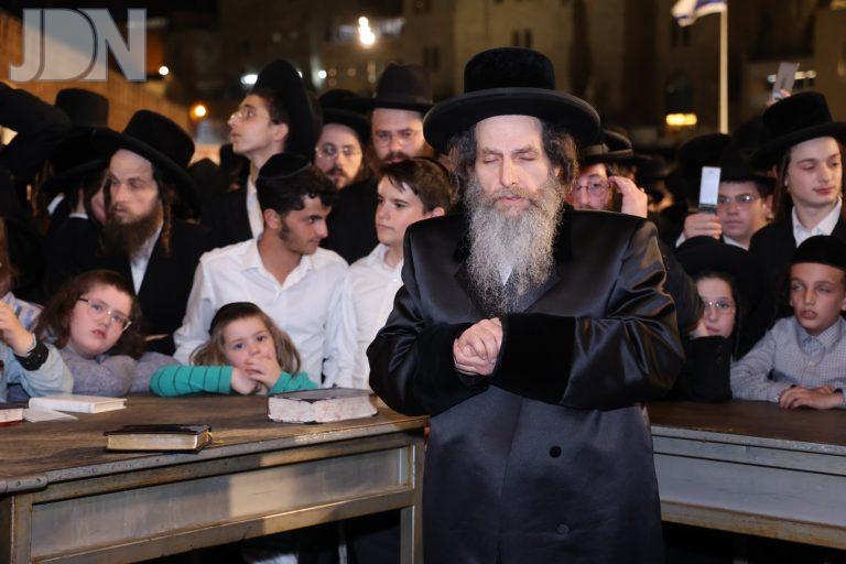 אונגוואר בכותל מוצאי תשעה באב (3)