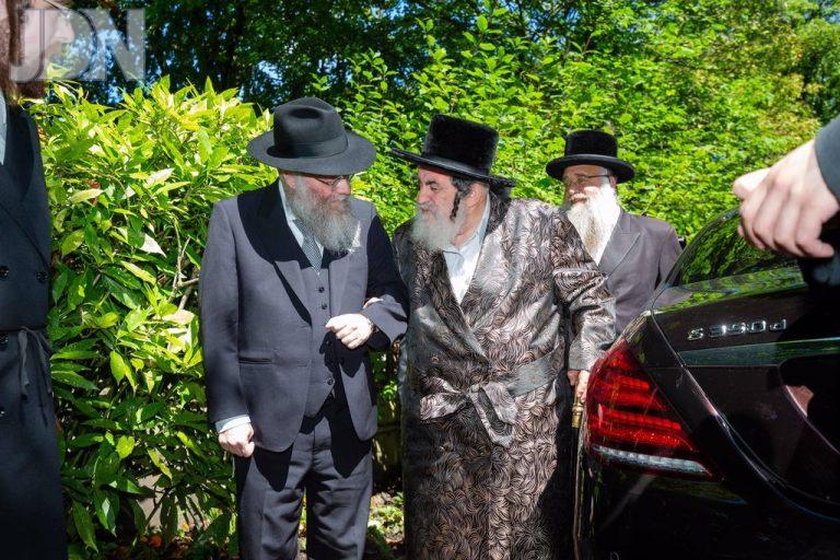 האדמו''ר מויז'ניץ ביקר אצל הנגיד קאהן מנצ'סטר (1)