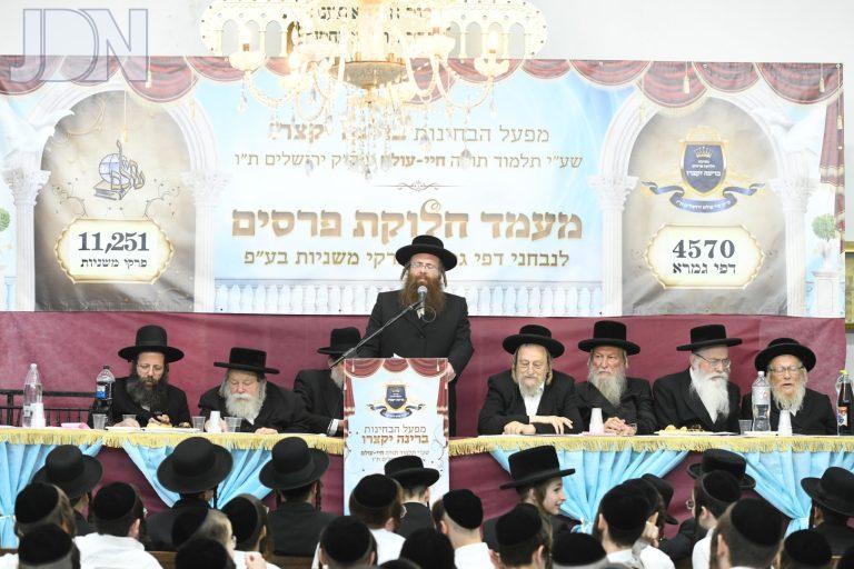 הרב מרדכי פריימן מנהל רוחני של התלמוד תורה נואם