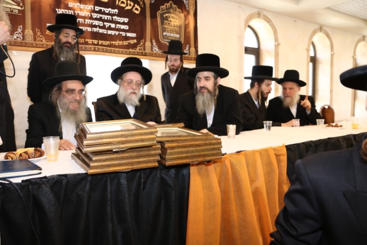 כ''ק מרן אדמו''ר משאץ-דראביטש שליט''א והגאון הגדול ר' נתן קופשיץ שליט''א בחלוקת תעודות