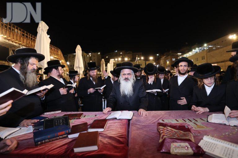 לעלוב ירושלים בכותל מוצאי תשעה באב (7)