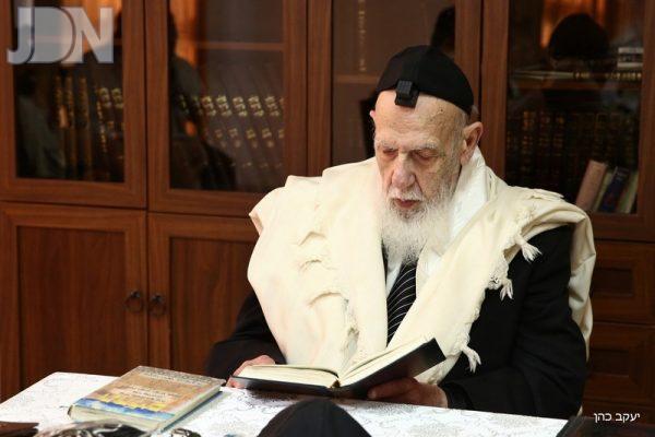 מרן זצל לומד חק לישראל כמידי יום צילום יעקב כהן