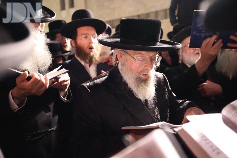 פינסק קרלין בכותל מוצאי תשעה באב (1)