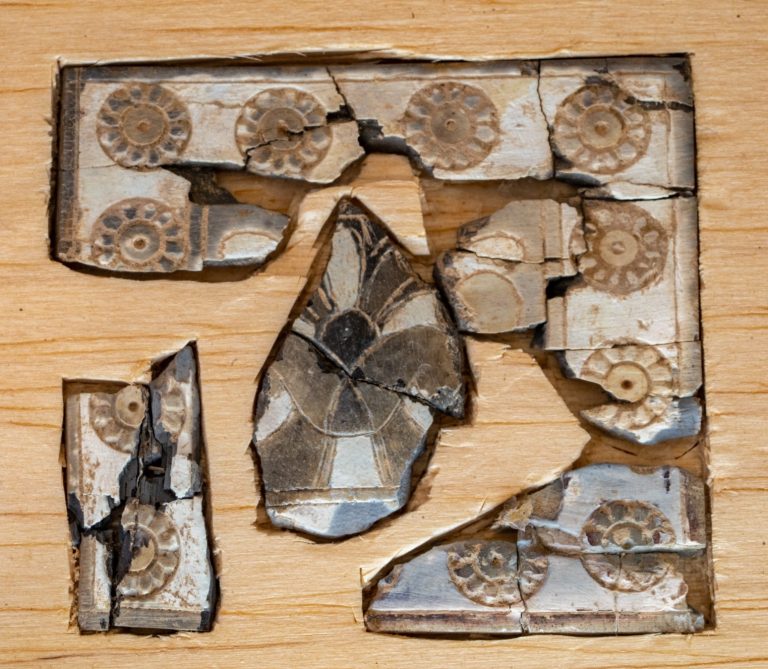 17. מסגרת עליה חרוטות ורדות ובמרכזה עץ מסוגנן