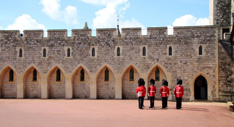 guard-3431456_1920
