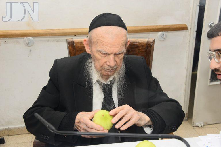הגרי''ג אדלשטיין בוחר אתרוג (3)