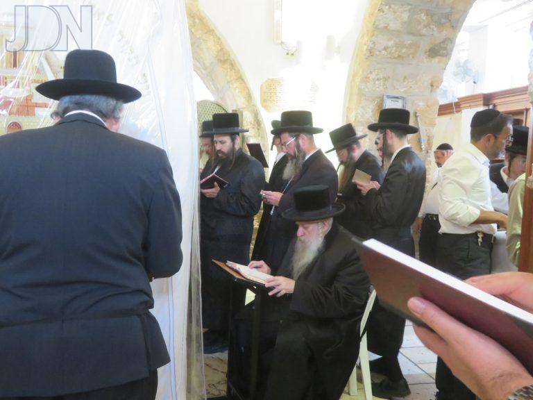 טשארנאביל בתפילה בקבר''צ ער''ה (3)