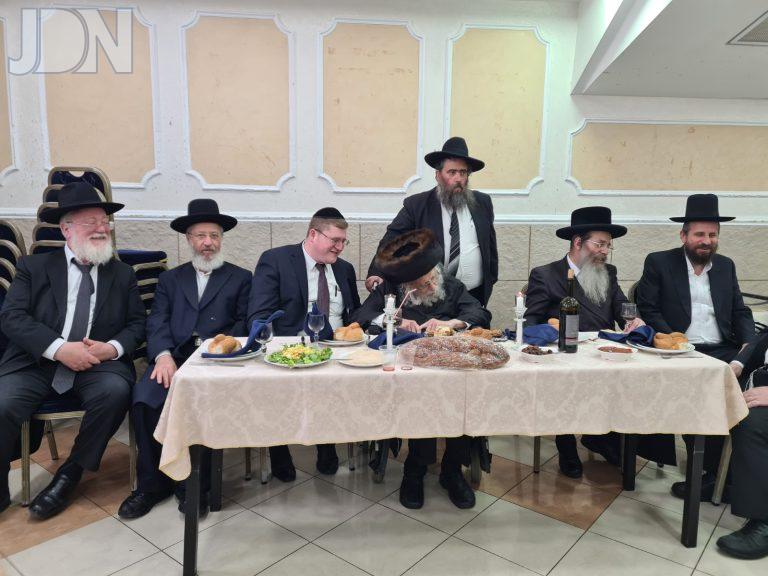 שולחן הכבוד בשמחה