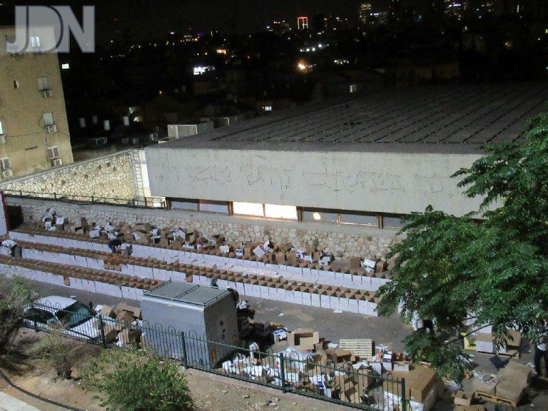 החלוקה הענקית לאברכי כולל פוניבז' - ערב סוכות פ''ג (8)