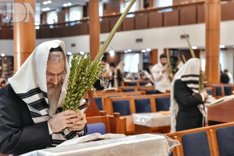רבה הראשי של רוסיה הגאון רבי הגאון רבי בערל לאזאר שליט''א בתפילת הלל בהושענא רבה בהיכל בית הכנסת המרכזי במוסקבה