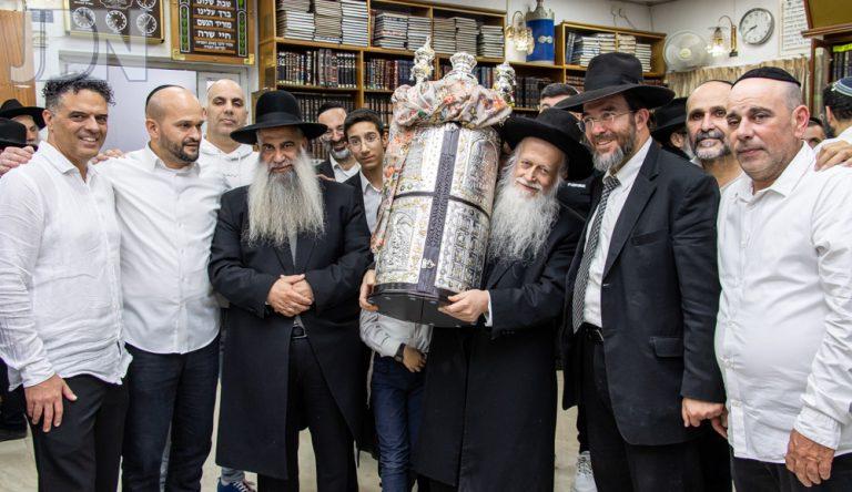 הכנסת ס''ת 'שלום יהודה' צילום שמואל שנקר (11)