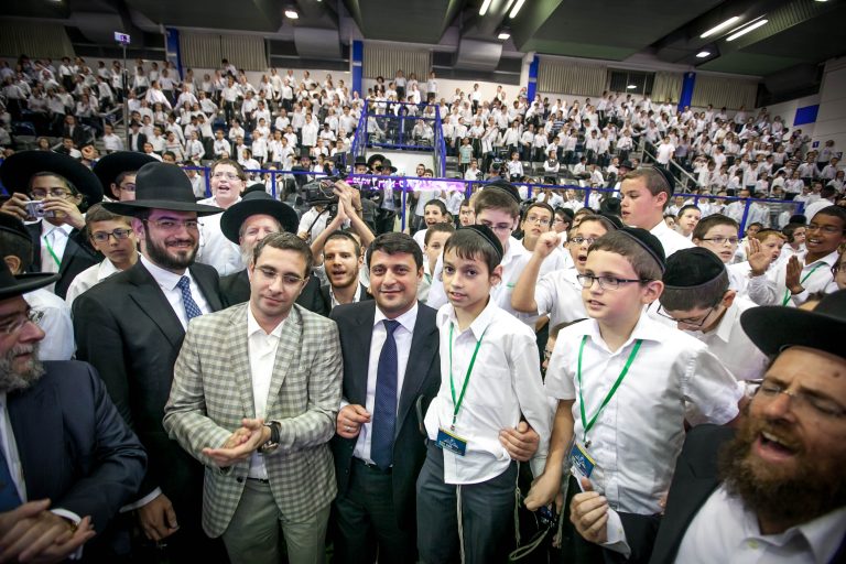 יוזם המפעל מר גבריאל גרמן זכרייב עם ילדי המשניות בסיום המחזור הראשון צילום אלי איטקין (1)