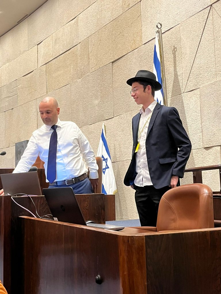 מוישי הולצברג ומזכיר הכנסת דן מרזוק