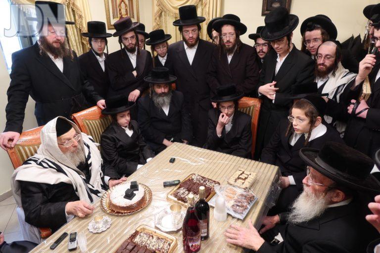 פינסק קרלין הנחת תפילין נכדים (4)