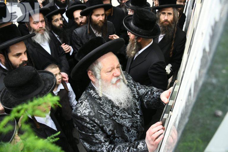 פרימישלאן קביעת מזוזות וחנוכת הבית לישיבה (10)