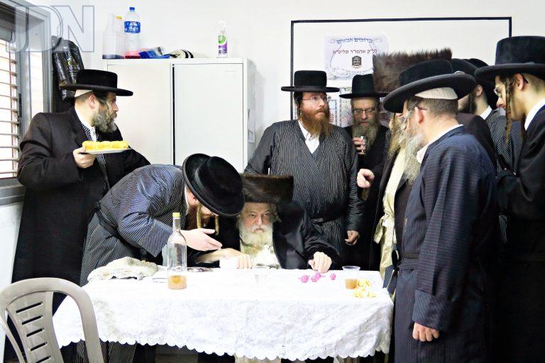 תולדות אברהם יצחק ביתר קביעת מזוזות זכרון יהודה (25)
