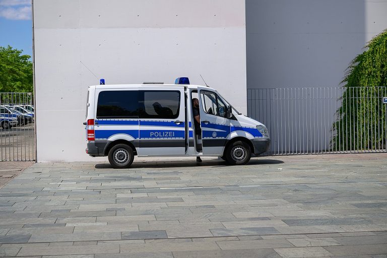 Fotoaktion_des_Aufstands_der_Letzten_Generation_vor_dem_Reichstag,_Berlin,_02.07