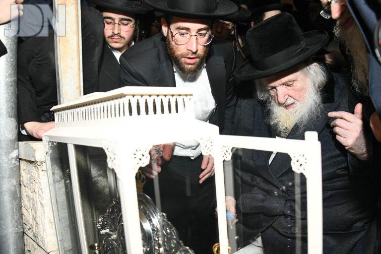 הגר''מ שטרנבוך הדלקת נרות חנוכה תשפ''ג (1)