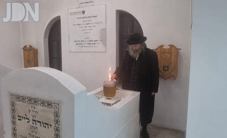 הדלקת נר תמיד על ציון הרה''ק רבי יהודה לייב הכהן זי''ע באניפולי 1