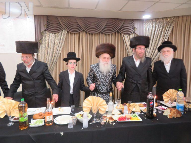 כ''ק האדמו''ר מבוטושאן שליט''א בריקוד בשמחה (1)