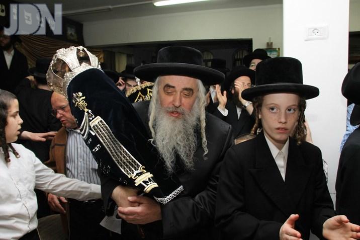 קראלי בריקוד עם ספר תורה