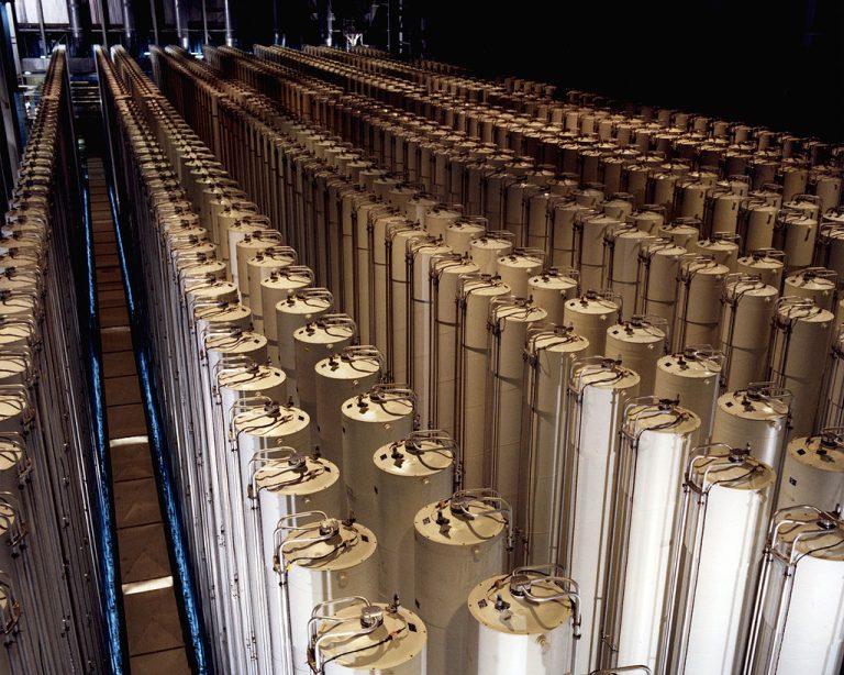 1024px-Gas_centrifuge_cascade