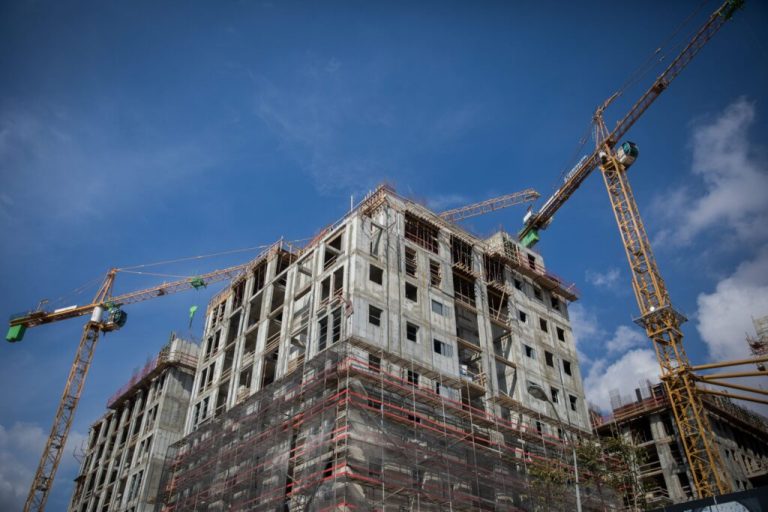 דרישה לדחיית או הפחתת תשלומי האגרות של עובדים זרים בענף הבנייה