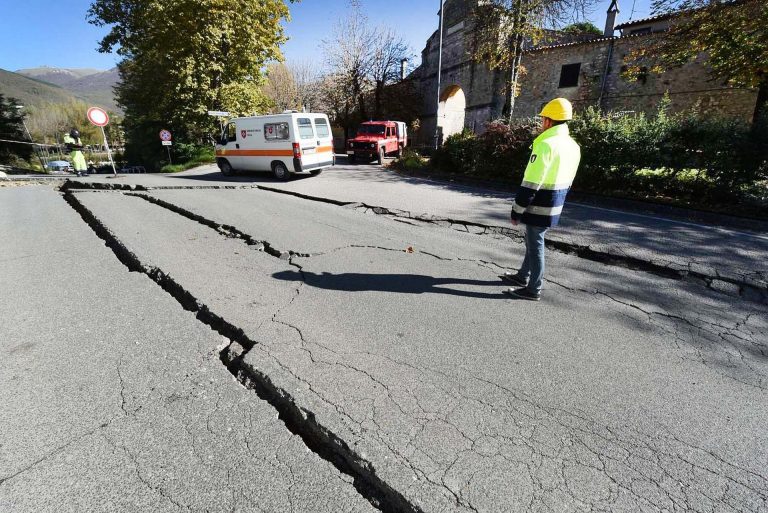 earthquake-1790921_1920