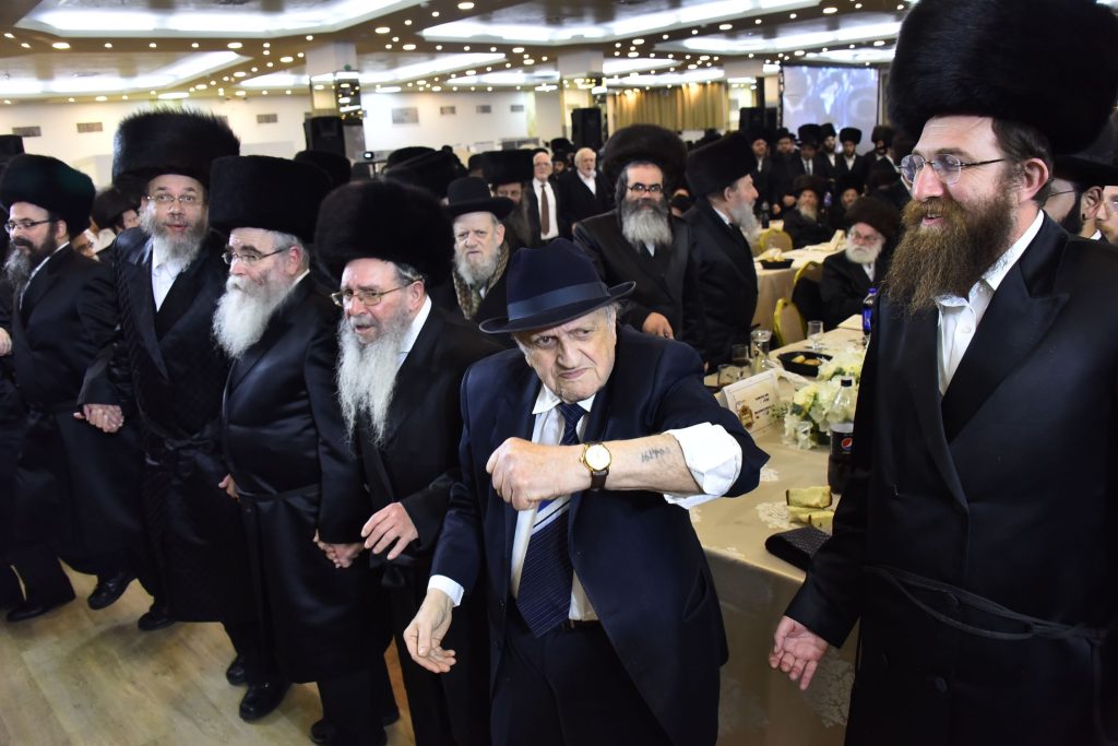 במעמד סיום הש"ס בחצר מודזיץ'. צילום: שוקי לרר