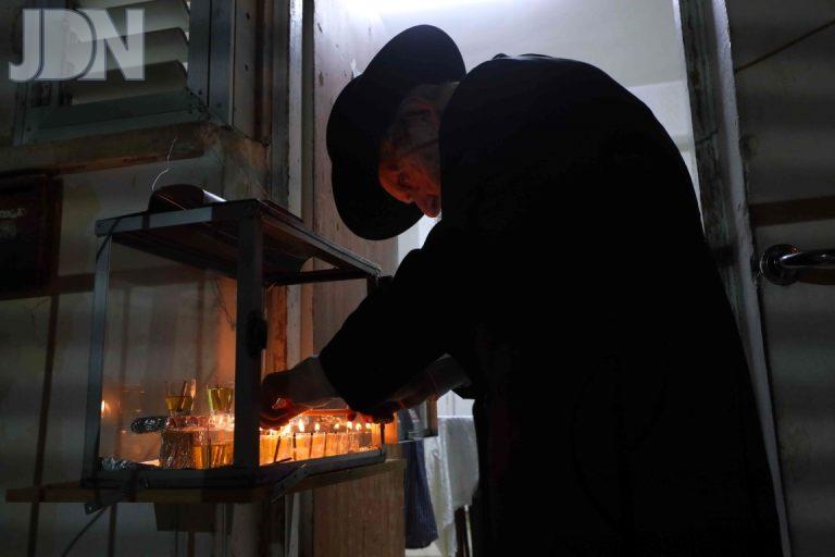 הגר''ד לנדו הדלקת נרות חנוכה תשפ''ג (7)