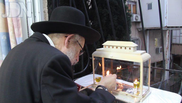הגר''י קולדצקי בהדלקת נרות חנוכה (5)