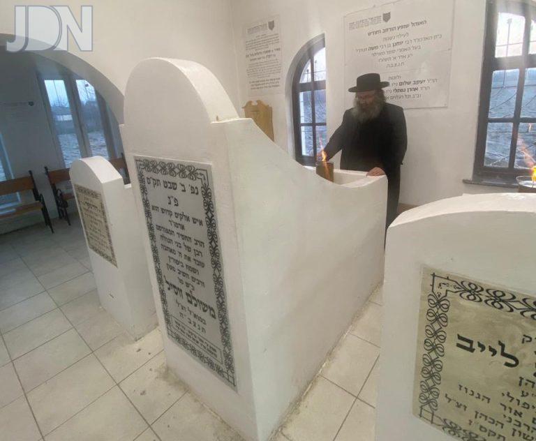 הרב ישראל מאיר גבאי בהדלקת נר התמיד על הציון הקדוש