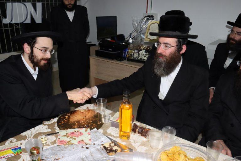 הרב שלום רוקח מברך את בעל הדפוס בסוף המעמד (1024x683)