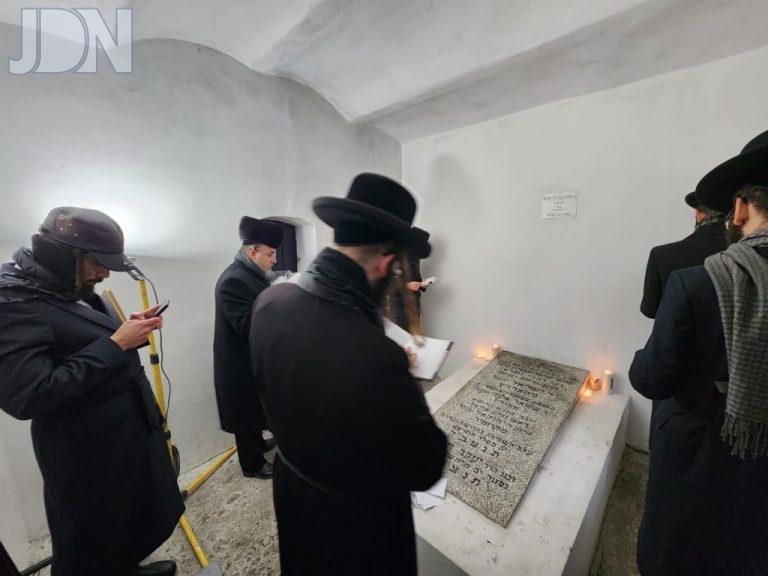 מסע התעלות לרגל הילולת הרהק בעל הדברי ישראל ממודז'יץ העליה לציון הק' בבית החיים בורשה פולין (5)