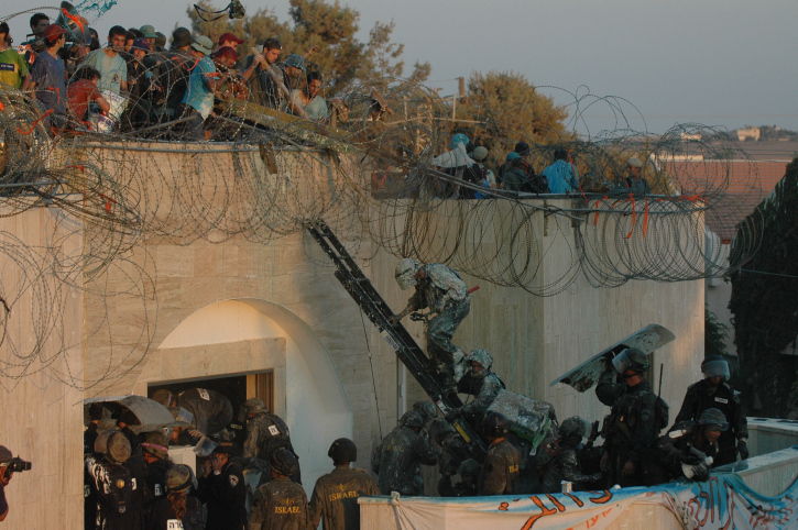 Jewish settlers oppose their evacuation from their homes in the Jewish settlement of Kfar Darom