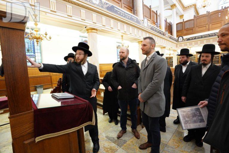ביקור ראש מחוז הערינגע''י לונדון במוסדות התורה בשכונה החרדית בסטמפורד היל (6)